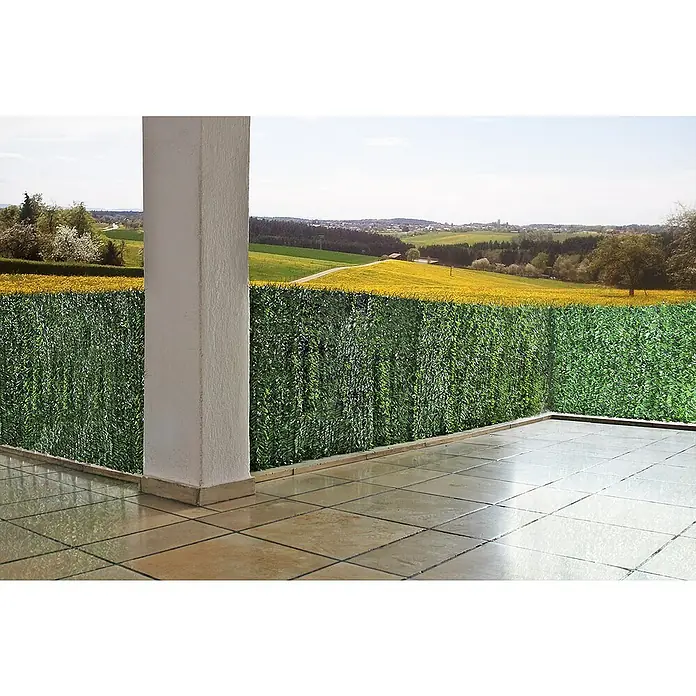 Proregal Sichtschutzelement Balkonsichtschutz - B x H: 500 x 150 cm, Kunststoff, Tanne hell - Hier ist eine Terrasse mit einem dekorativen grünen Sichtschutz. Der Sichtschutz sorgt für Privatsphäre und fügt sich in die Natur ein.