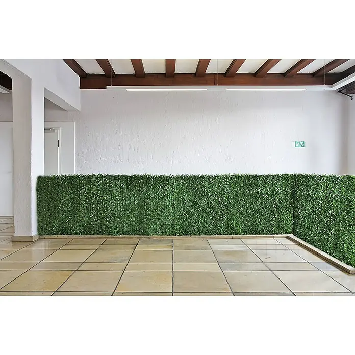 Proregal Sichtschutzelement Balkonsichtschutz - B x H: 500 x 150 cm, Kunststoff, Tanne hell - Künstliche Hecke als Raumteiler in hellem Raum mit Fliesenboden und Holzbalkendecke.