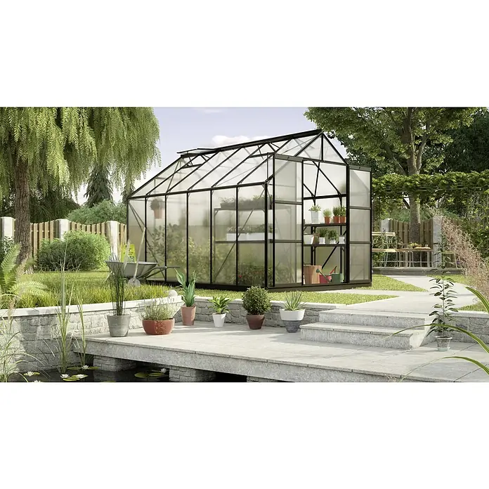 Vitavia Gewächshaus Uranus 9900 - Außenmaß inkl. Dachüberstand (B x T): 257 x 383 cm, 4 mm, Schwarz - Das Bild zeigt ein geräumiges Gewächshaus mit Pflanzenregalen, umgeben von einem üppigen Garten mit Teich und Steintreppe.