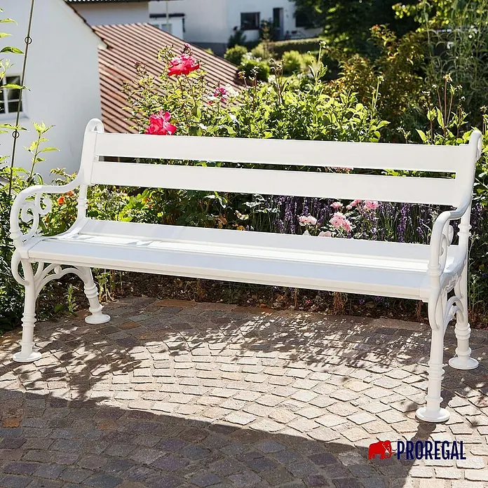 Proregal Gartenbank Curacao 3-Sitzer aus Kunststoff - Weiß - Elegante, weiße Gartenbank vor blühendem Hintergrund. Die Bank lädt zum Verweilen und Genießen der Natur ein.