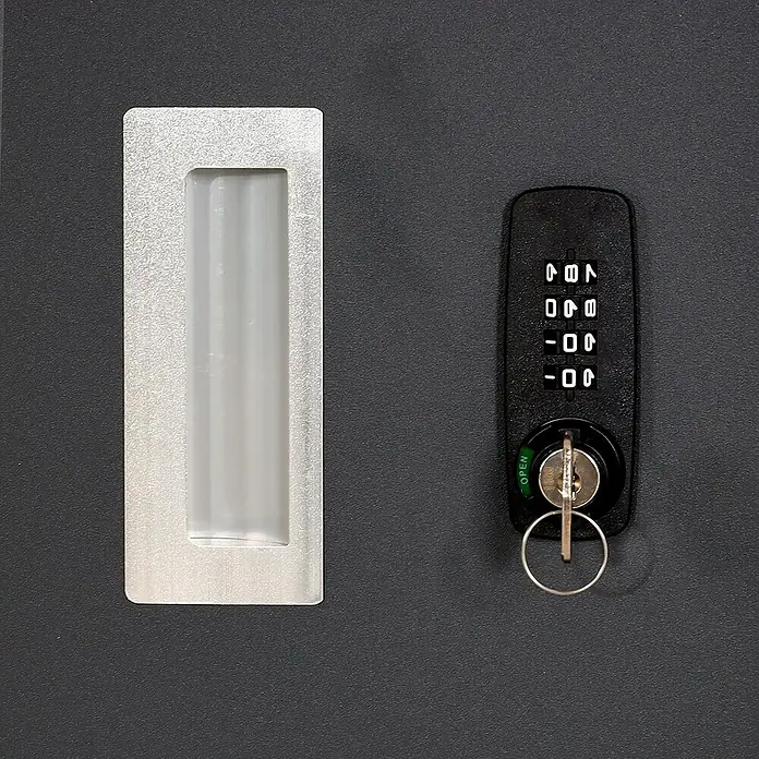 Proregal Mülltonnenbox 2er-Mülltonnenverkleidung - Metall, Anthrazit, Geeignet für Anzahl Mülltonnen: 2 Stk. - Nahaufnahme eines Schranks mit einem eingelassenen Griff und einem elektronischen Zahlenschloss mit Schlüssel.