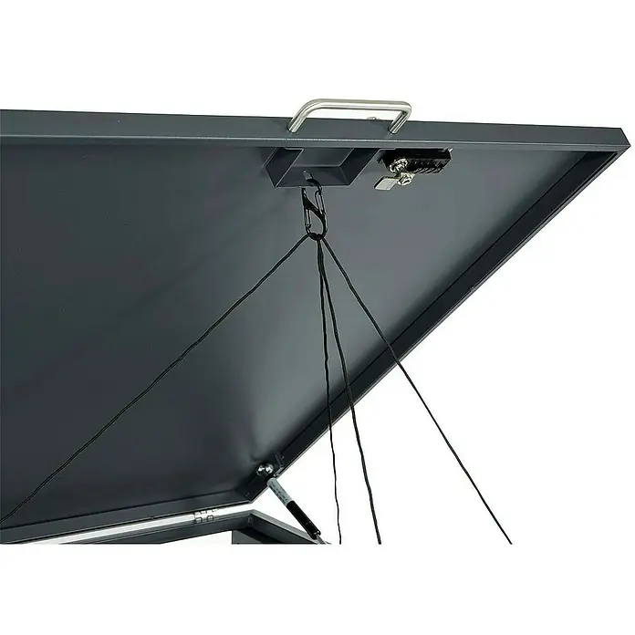 Proregal Mülltonnenbox XL 3er/6er-Mülltonnenverkleidung - Metall, Buche-Holzoptik Hellbraun, Geeignet für Anzahl Mülltonnen: 3 Stk. - Ansicht eines geöffneten, grauen Metallbehälterdeckels mit Griff, Schloss und Seilaufhängung.
