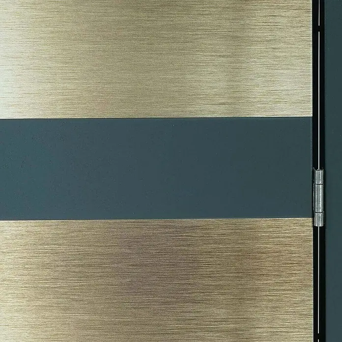 Proregal Mülltonnenbox 1er Mülltonnenverkleidung - 68 x 80 cm, Metall, Gold-Optik, Geeignet für Anzahl Mülltonnen: 1 Stk. - Nahaufnahme einer modernen Tür mit horizontalen, gebürsteten Goldstreifen und einem anthrazitfarbenen Band in der Mitte sowie einem silbernen Scharnier.