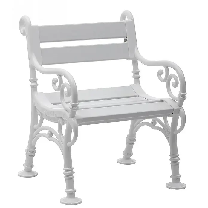 Proregal Gartenbank Curacao 1-Sitzer aus Kunststoff - Weiß - Eine elegante, weiße Gartenbank mit geschwungenen Armlehnen und dekorativen Details, ideal für den Außenbereich.