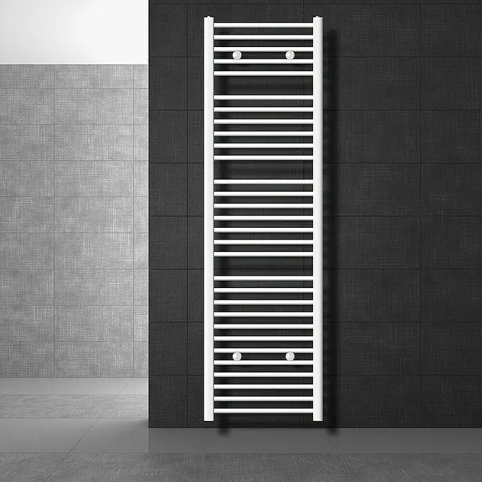 LuxeBath Elektro-Badheizkörper Handtuchwärmer Elektrisch Seitenanschluss mit Heizstab 900W gebogen - B x H: 50 x 180 cm - Ein eleganter, weißer Handtuchwärmer hängt an einer dunklen Wand und sorgt für warme Handtücher im Badezimmer. Blickfang im modernen Bad.