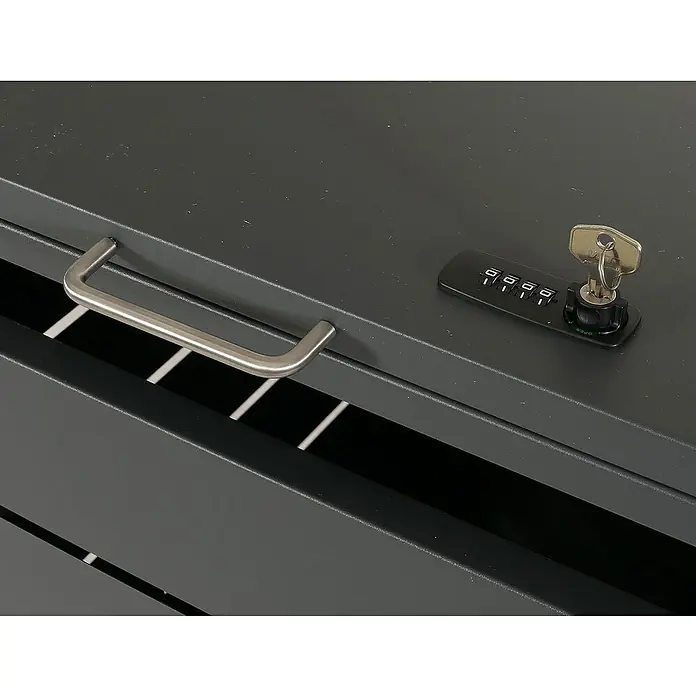 Proregal Mülltonnenbox XL 2er-/4er-Mülltonnenverkleidung - Metall, Anthrazit, Geeignet für Anzahl Mülltonnen: 2 Stk. - Detailaufnahme eines grauen Aktenschranks mit silbernem Griff und Kombinationsschloss. Ideal für Büroorganisation und Sicherheit.