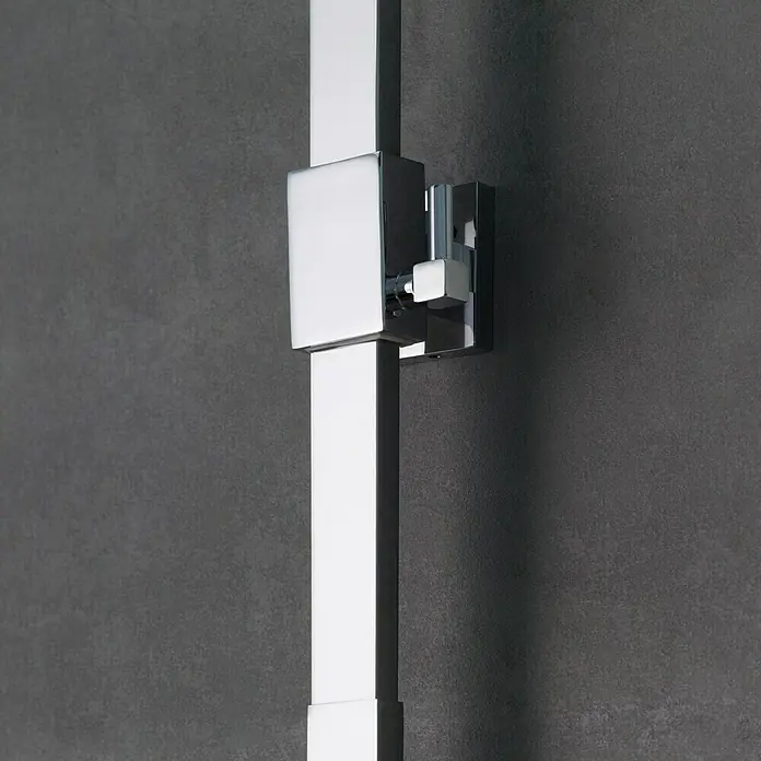 Camargue Duschsystem Grande Vita - Mit Thermostatarmatur, Anzahl Strahlarten: 3 Stk., Chrom/Weiß - Nahaufnahme einer eleganten, verchromten Duschstange mit quadratischen Elementen, die modernes Baddesign betont.