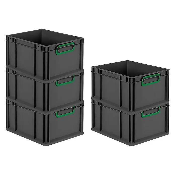 Proregal Eurobox Eurobox NextGen Color - L x B x H: 40 x 30 x 22 cm, Kunststoff, Schwarz, Grün - Graue Kunststoffbehälter, gestapelt. Drei Behälter bilden einen Turm, während zwei weitere daneben stehen, alle mit grünen Griffen.
