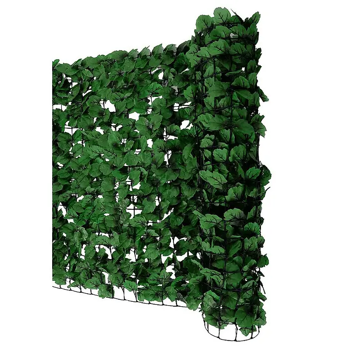Proregal Sichtschutzelement Balkonsichtschutz - B x H: 500 x 150 cm, Kunststoff, Blatt dunkel - Einblick in eine Rolle künstlicher Efeu-Gartenhecke mit dunkelgrünen Blättern, die an einem schwarzen Drahtgitter befestigt sind.