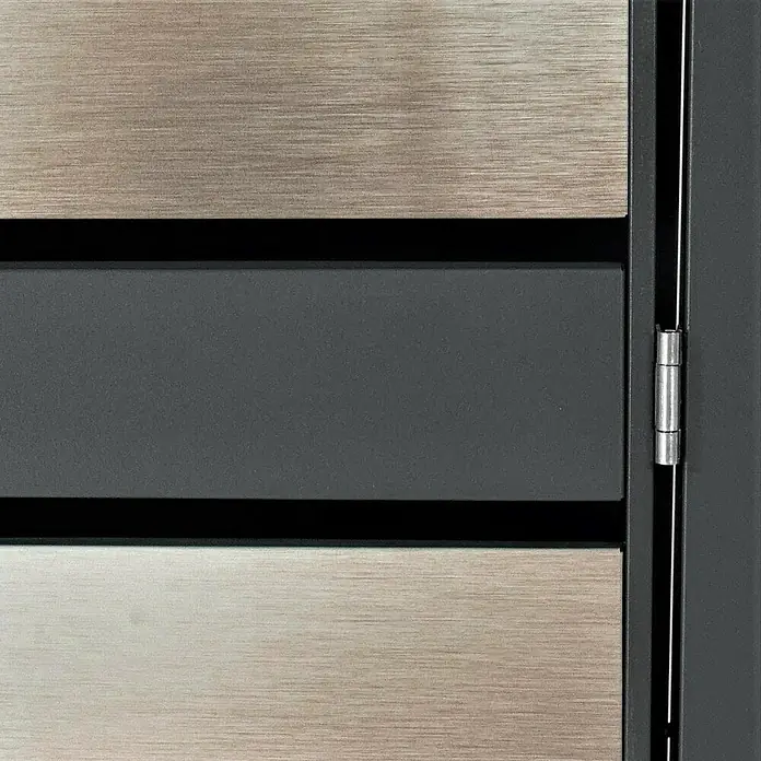 Proregal Mülltonnenbox 1er Mülltonnenverkleidung mit Pflanzkasten - Metall, Gold-Optik, Geeignet für Anzahl Mülltonnen: 1 Stk. - Detailansicht einer modernen Tür mit horizontalen Holzpaneelen und einem markanten Scharnier. Die Tür besticht durch ihr schlichtes Design.