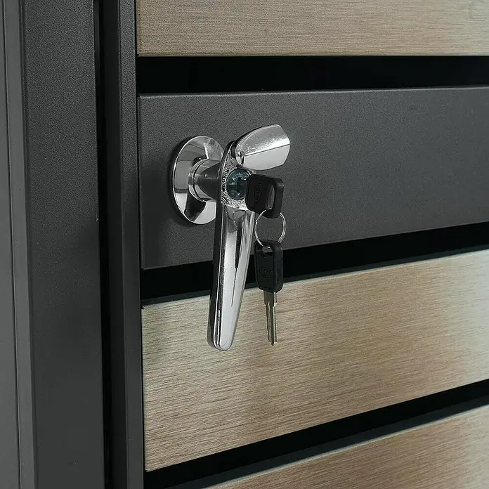 Proregal Mülltonnenbox 1er Mülltonnenverkleidung mit Pflanzkasten - Metall, Gold-Optik, Geeignet für Anzahl Mülltonnen: 1 Stk. - Bild einer verschlossenen Metalltür mit einem Griff und einem Schlüssel.