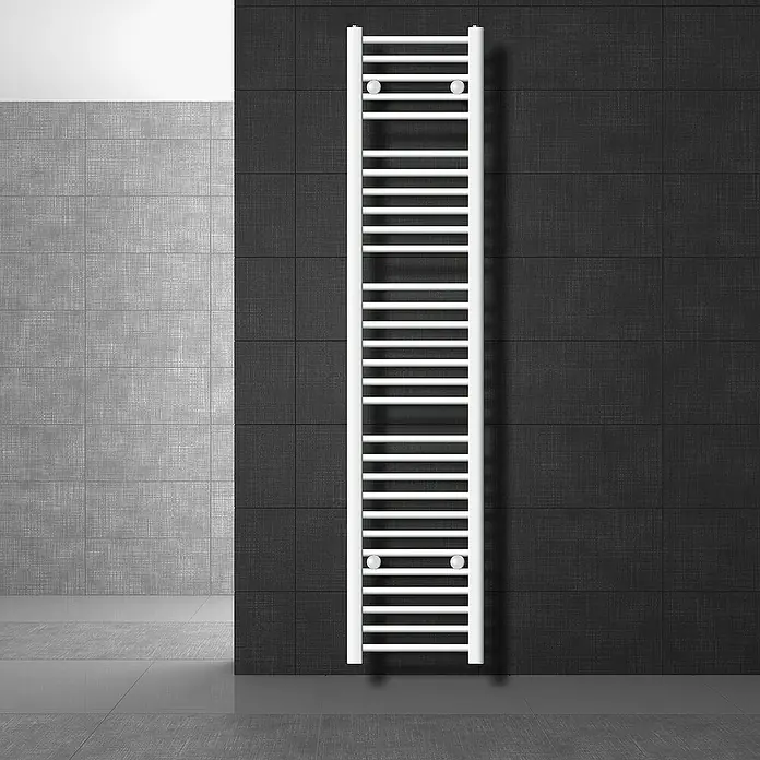 LuxeBath Elektro-Badheizkörper Handtuchwärmer Elektrisch Seitenanschluss mit Heizstab 900W gerade - B x H: 30 x 180 cm - Eleganter, weißer Handtuchwärmer an einer dunklen Wand. Praktisch und stilvoll für jedes Badezimmer.