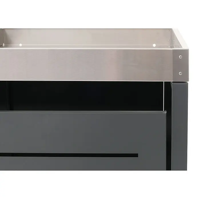 Proregal Mülltonnenbox 2er-Mülltonnenverkleidung - Metall, Edelstahl, Geeignet für Anzahl Mülltonnen: 2 Stk. - Nahaufnahme eines modernen grauen Schrankes mit Edelstahldetails, der ein elegantes und funktionales Design für die Aufbewahrung zeigt.