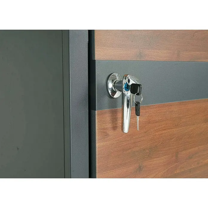 Proregal Mülltonnenbox 1er Mülltonnenverkleidung - Metall, Kirsche-Holzoptik Dunkelbraun, Geeignet für Anzahl Mülltonnen: 1 Stk. - Nahaufnahme eines Schranks mit Holztür und einem Griff mit eingestecktem Schlüssel.