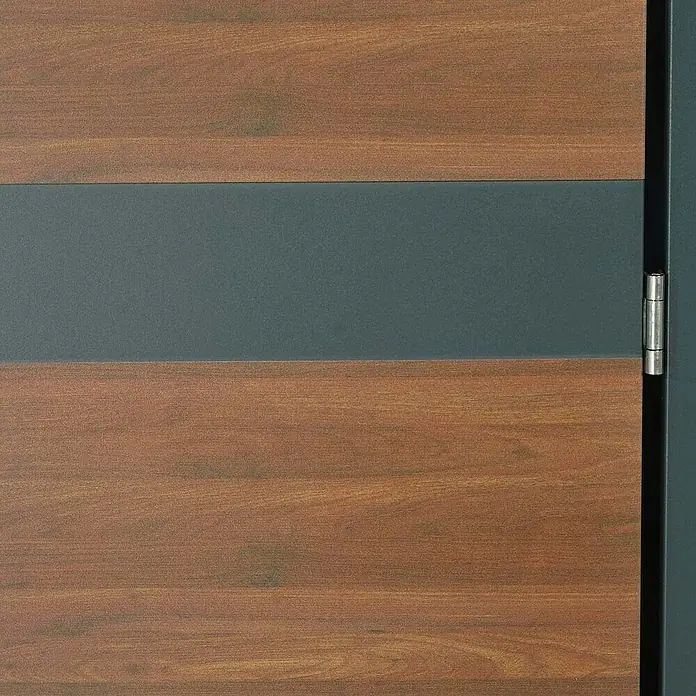 Proregal Mülltonnenbox 1er Mülltonnenverkleidung - Metall, Kirsche-Holzoptik Dunkelbraun, Geeignet für Anzahl Mülltonnen: 1 Stk. - Nahaufnahme einer modernen Tür mit Holzpaneelen und einem horizontalen, grauen Akzent. Inklusive Scharnier an der Seite.