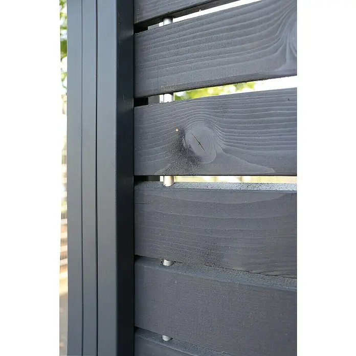 Joda Sichtschutzelement Kingston Einzelprofile - B x H: 180 x 180 cm, Natur - Detailaufnahme eines modernen, grauen Holzzauns mit Metallpfosten, der durch seine schlichte Eleganz besticht.