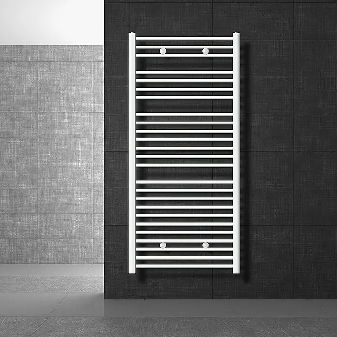 LuxeBath Elektro-Badheizkörper Handtuchwärmer Elektrisch Seitenanschluss mit Heizstab 900W gerade - B x H: 75 x 150 cm - Handtuchwärmer in Weiß, befestigt an einer dunklen Wand. Das moderne Design wertet jedes Badezimmer auf und sorgt für warme Handtücher.