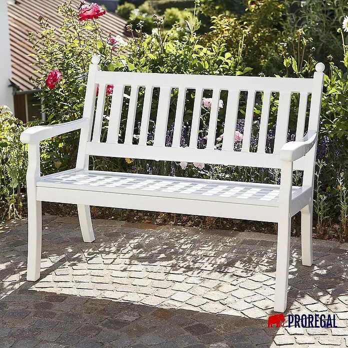 Proregal Gartenbank Aruba 2-Sitzer aus Kunststoff - Weiß - Eine weiße Gartenbank aus Holz steht auf einer Terrasse, umgeben von Blumen und Grünpflanzen. Die Bank lädt zum Verweilen ein.