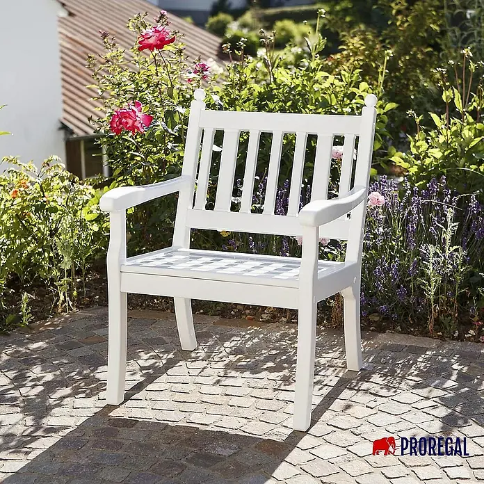 Proregal Gartenbank Aruba 1-Sitzer aus Kunststoff - Weiß - Diese Aufnahme zeigt einen weißen Gartenstuhl inmitten eines üppigen Gartens mit blühenden Pflanzen. Der Stuhl lädt zum Verweilen ein.