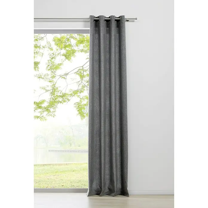 Expo Ambiente Komplettgarnitur Cap - Länge: 120 cm, Edelstahloptik - Ein einzelner, dunkelgrauer Vorhang mit Ösen hängt vor einem Fenster und sorgt für eine elegante und moderne Fensterdekoration.