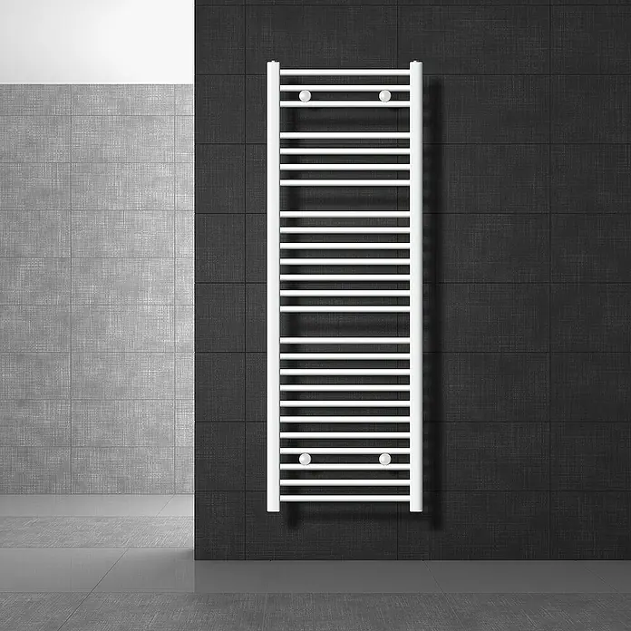 LuxeBath Elektro-Badheizkörper Handtuchwärmer Elektrisch Seitenanschluss mit Heizstab 1200W gebogen - B x H: 50 x 150 cm - Handtuchwärmer in Badezimmer mit Fliesenwand. Der schlanke, weisse Heizkörper ist ein echter Hingucker im modernen Bad.