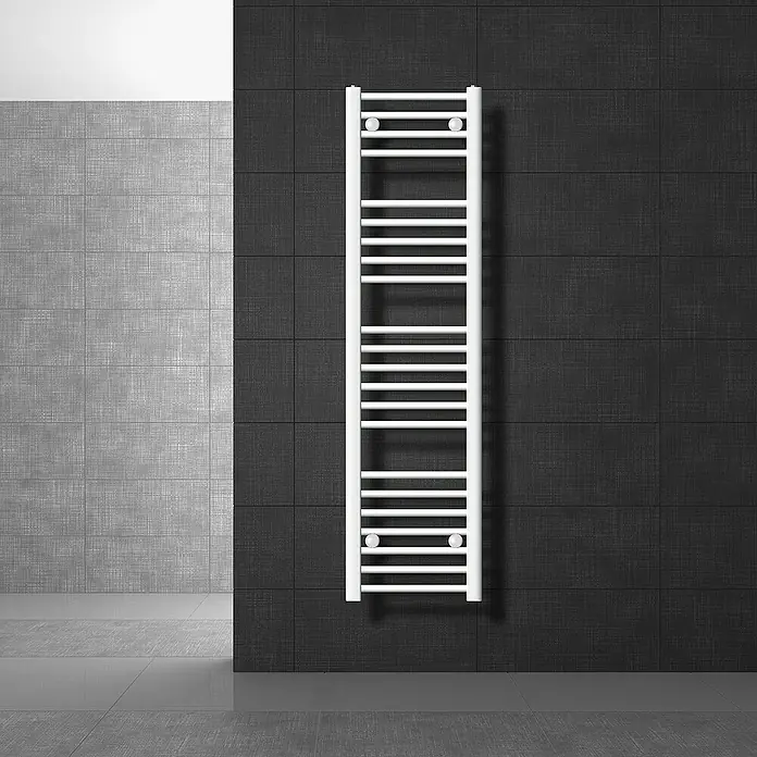 LuxeBath Elektro-Badheizkörper Handtuchwärmer Elektrisch Seitenanschluss mit Heizstab 1200W gerade - B x H: 30 x 140 cm - Ein weißer Handtuchwärmer hängt an einer dunklen, strukturierten Wand im Badezimmer.
