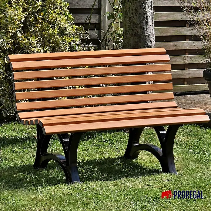 Proregal Gartenbank Jamaika 2-Sitzer aus Kunststoff - Holzoptik - Eine stilvolle Gartenbank mit Holzlatten und schwarzen Metallbeinen, die im Garten auf dem Rasen steht.