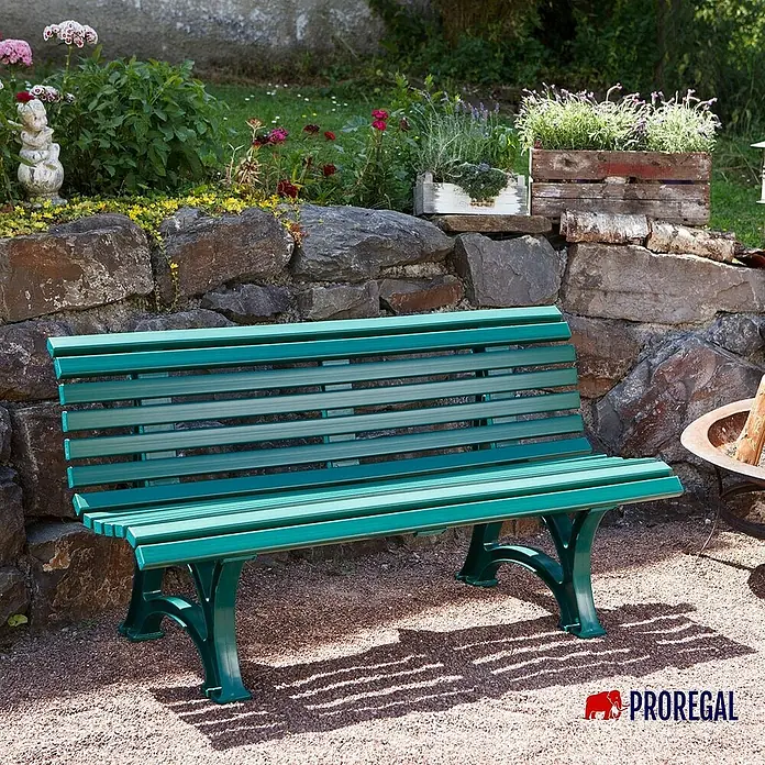 Proregal Gartenbank Jamaika 3-Sitzer aus Kunststoff - Grün - Grüne Gartenbank vor einer Steinmauer. Die Bank lädt zum Verweilen im Garten ein und bietet eine bequeme Sitzgelegenheit.