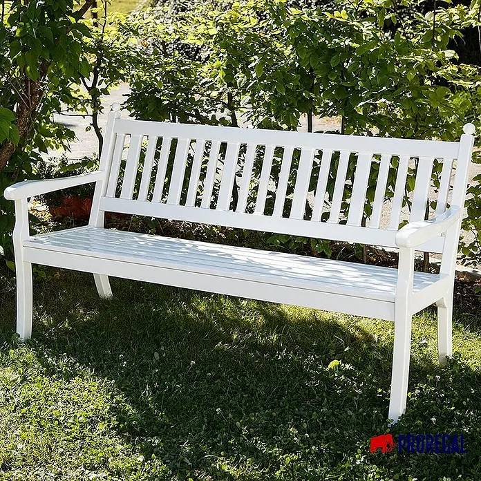 Proregal Gartenbank Aruba 3-Sitzer aus Kunststoff - Weiß - Eine weiße Gartenbank aus Holz steht auf einem Rasen unter Bäumen. Die Bank lädt zum Verweilen und Entspannen im Grünen ein.