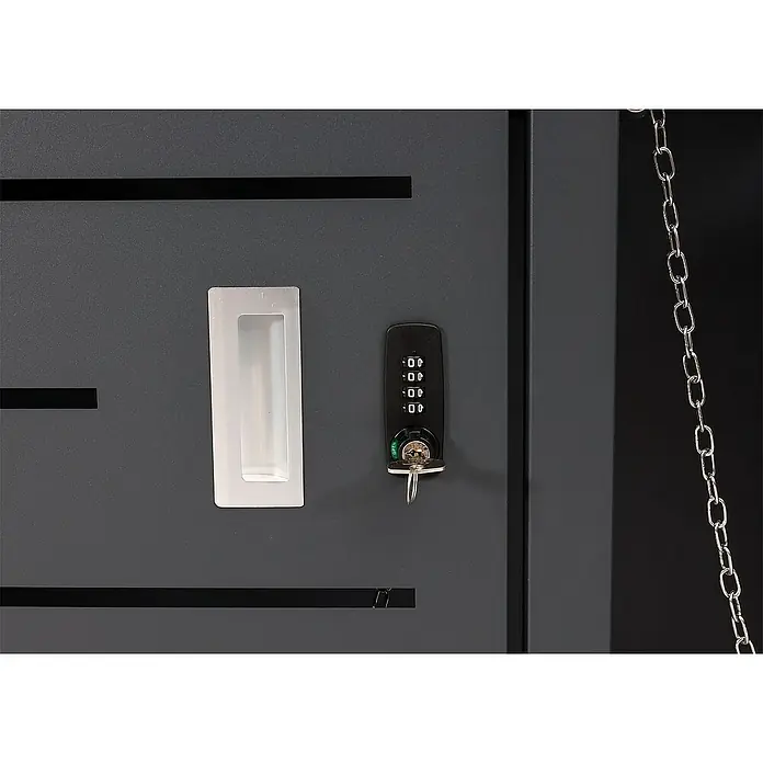 Proregal Mülltonnenbox 2er-Mülltonnenverkleidung - Metall, Edelstahl, Geeignet für Anzahl Mülltonnen: 2 Stk. - Grauer Spind mit versenktem Griff, Kombinationsschloss und Schlüssel zur sicheren Aufbewahrung von Gegenständen. Eine Kette hängt an der Seite.