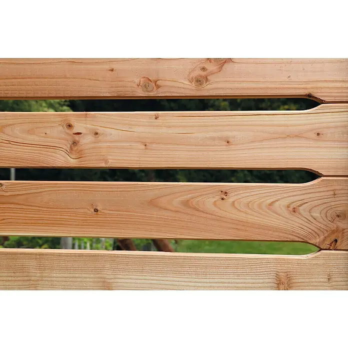 Joda Sichtschutzelement Kingston Profil - B x H: 90 x 187 cm, Lärche, Natur - Nahaufnahme eines hölzernen Sichtschutzzauns mit horizontalen Brettern und natürlichen Holzmaserungen, ideal für Garten oder Terrasse.