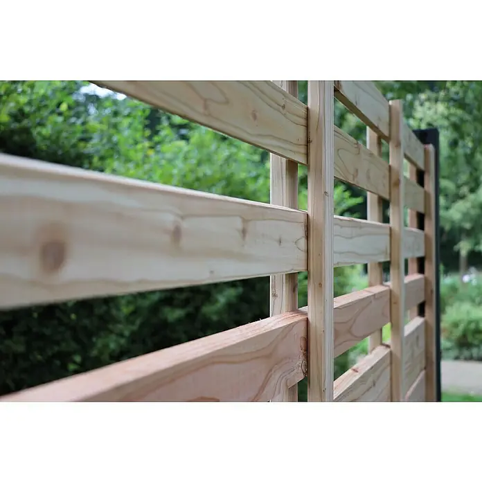 Joda Sichtschutzelement Kingston Siero - B x H: 180 x 180 cm, Holz, Natur - Nahaufnahme eines modernen Holzzauns mit horizontalen Brettern und vertikalen Stützen, der Privatsphäre und ein stilvolles Design für jeden Außenbereich bietet.