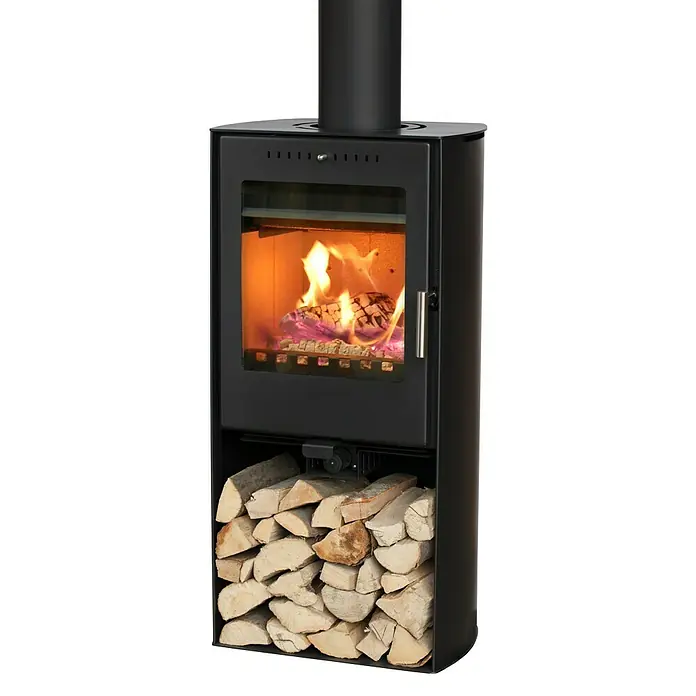 Aduro Kaminofen 19 - 5 kW, Raumheizvermögen: 350 m³, Material Verkleidung: Stahl, Schwarz - Schwarzer Kaminofen mit Holzfach und brennendem Feuer im Brennraum.