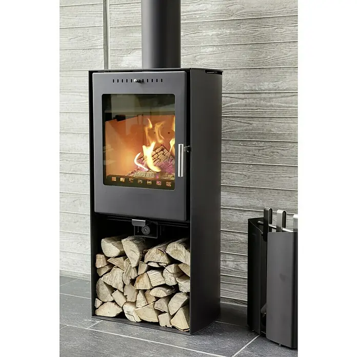 Aduro Kaminofen 19 - 5 kW, Raumheizvermögen: 350 m³, Material Verkleidung: Stahl, Schwarz - Das Bild zeigt einen modernen Kaminofen mit Holzscheiten im unteren Fach und einem brennenden Feuer im oberen Bereich.