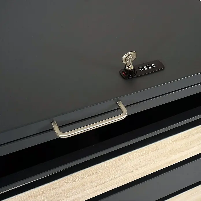 Proregal Mülltonnenbox 1er Mülltonnenverkleidung - Metall, Buche-Holzoptik Hellbraun, Geeignet für Anzahl Mülltonnen: 1 Stk. - Detailaufnahme eines grauen Büroschranks mit einem Griff und einem Schloss mit Schlüssel und Zahlencode für erhöhte Sicherheit.