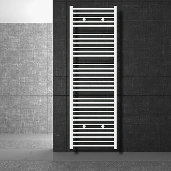 LuxeBath Elektro-Badheizkörper Handtuchwärmer Elektrisch Seitenanschluss mit Heizstab 1200W gebogen - B x H: 60 x 180 cm - Nahaufnahme eines weißen Heizkörpers mit horizontalen Streben an einer dunklen Wand, der ein modernes Baddesign betont.