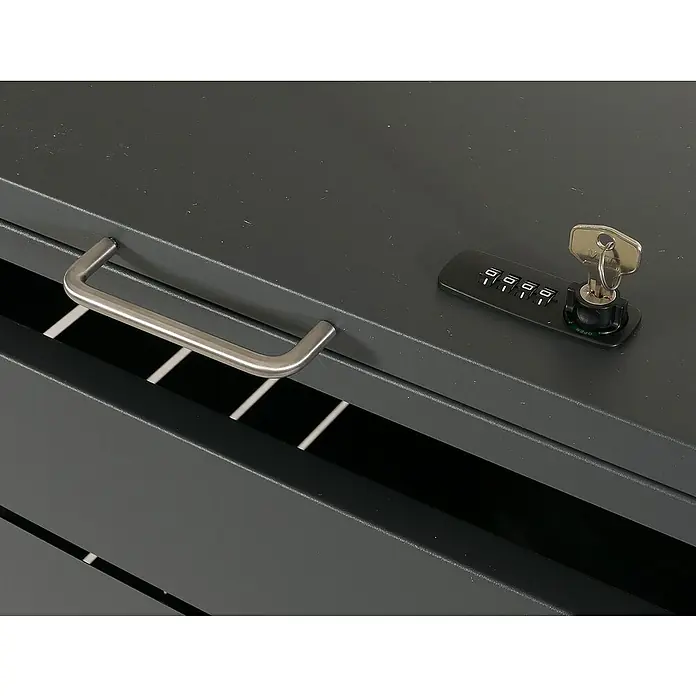 Proregal Mülltonnenbox XL 3er-/6er-Mülltonnenverkleidung - Metall, Anthrazit, Geeignet für Anzahl Mülltonnen: 3 Stk. - Detailaufnahme eines grauen Büroschranks mit Griff und Schloss, das mit einem Schlüssel geöffnet wird.