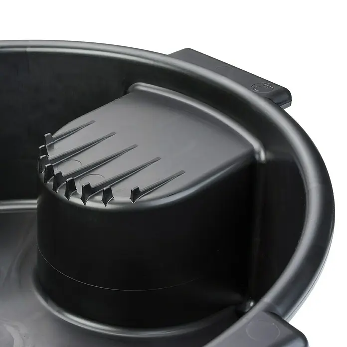 Hazet Mehrzweckwanne 197N-1 - Volumen: 6 l, Ablage - Detailaufnahme eines schwarzen Reinigungseimers mit integriertem Auswringer. Ideal für die Reinigung von Böden und anderen Oberflächen.