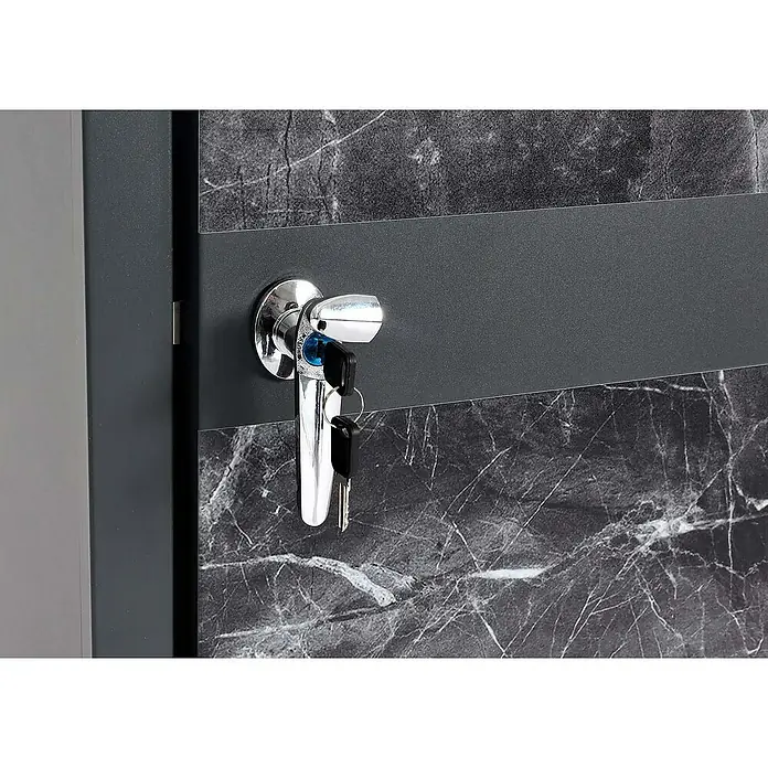 Proregal Mülltonnenbox 1er Mülltonnenverkleidung - Metall, Marmor-Optik dunkel, Geeignet für Anzahl Mülltonnen: 1 Stk. - Nahaufnahme eines Türgriffs aus Chrom mit eingesetztem Schlüssel in einer modernen Tür mit Marmorstruktur.