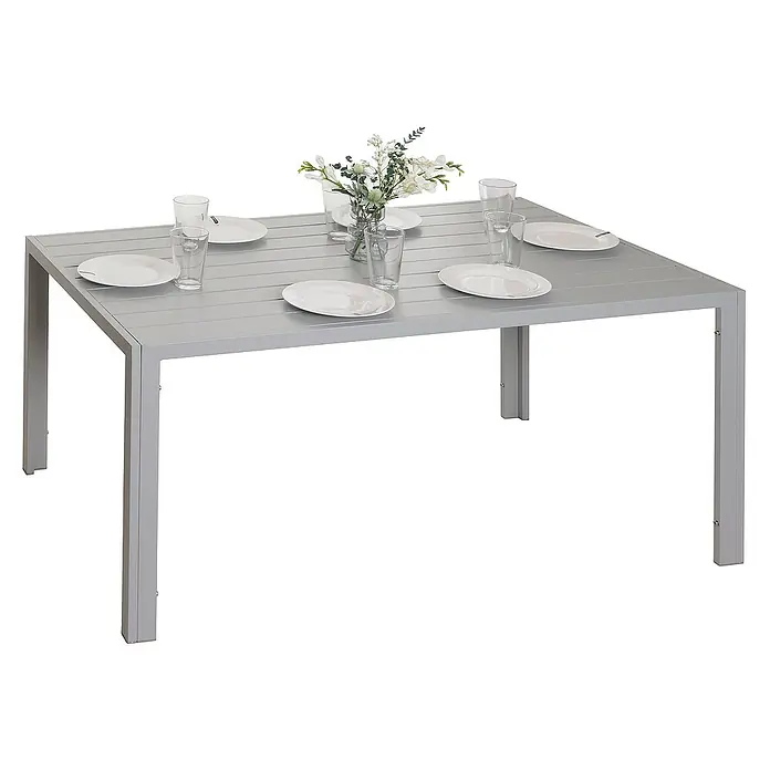Chefgastro Gartentisch Alu-Esstisch - L x B x H: 80 x 140 x 72 cm, Eckig, Hellgrau - Eleganter Esstisch in Silber mit Platz für sechs Personen, gedeckt mit Tellern, Gläsern und einer Blumenvase in der Mitte.