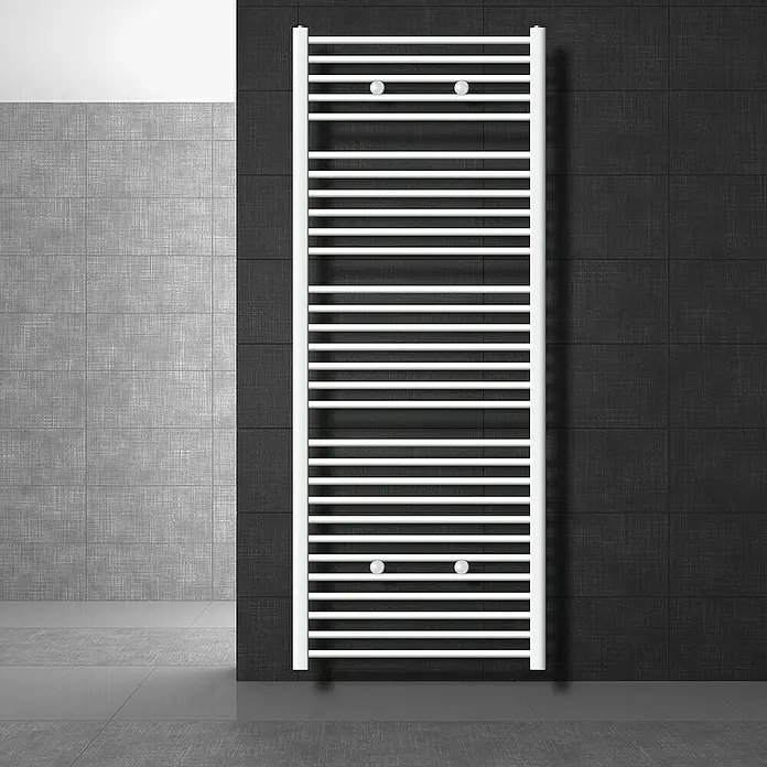 LuxeBath Elektro-Badheizkörper Handtuchwärmer Elektrisch Seitenanschluss mit Heizstab 1200W gebogen - B x H: 75 x 180 cm - Ein schlanker, weißer Handtuchwärmer hängt an einer dunklen Wand und bietet stilvolle Wärme und Komfort für Ihr Badezimmer.
