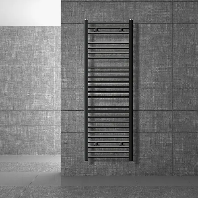 LuxeBath Elektro-Badheizkörper Handtuchwärmer Elektrisch Seitenanschluss mit Heizstab 1200W gerade - B x H: 50 x 150 cm - Ein moderner, schwarzer Handtuchwärmer hängt an einer grauen, gefliesten Wand. Das Design ist minimalistisch und elegant.