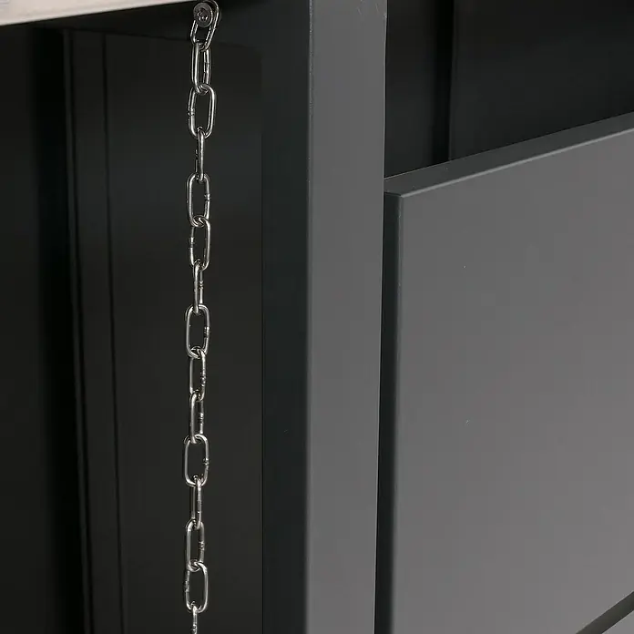 Proregal Mülltonnenbox 4er-Mülltonnenverkleidung - Metall, Edelstahl, Geeignet für Anzahl Mülltonnen: 4 Stk. - Nahaufnahme einer silberfarbenen Kette, die an einem grauen Rahmen befestigt ist und eine elegante und funktionale Note bietet.