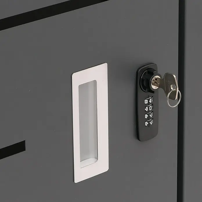 Proregal Mülltonnenbox 4er-Mülltonnenverkleidung - Metall, Edelstahl, Geeignet für Anzahl Mülltonnen: 4 Stk. - Nahaufnahme eines grauen Schließfachs mit Kombinationsschloss und Schlüssel.