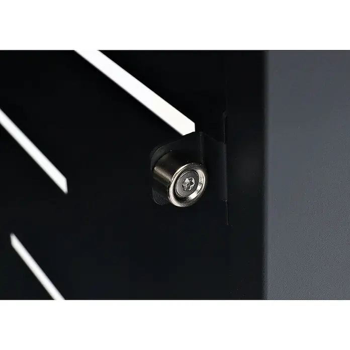 Proregal Mülltonnenbox 1er-Mülltonnenverkleidung - Metall, Edelstahl, Geeignet für Anzahl Mülltonnen: 1 Stk. - Detailansicht eines Schlosses an einer schwarzen Metalloberfläche, hervorgehoben durch helle Lichtstreifen.