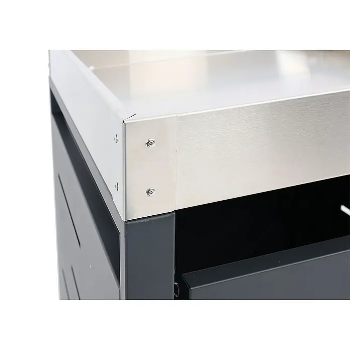 Proregal Mülltonnenbox 1er-Mülltonnenverkleidung - Metall, Edelstahl, Geeignet für Anzahl Mülltonnen: 1 Stk. - Detailaufnahme einer Edelstahl-Arbeitsplatte mit Schrauben an einem schwarzen Schrank. Perfekt für Küche oder Werkstatt.