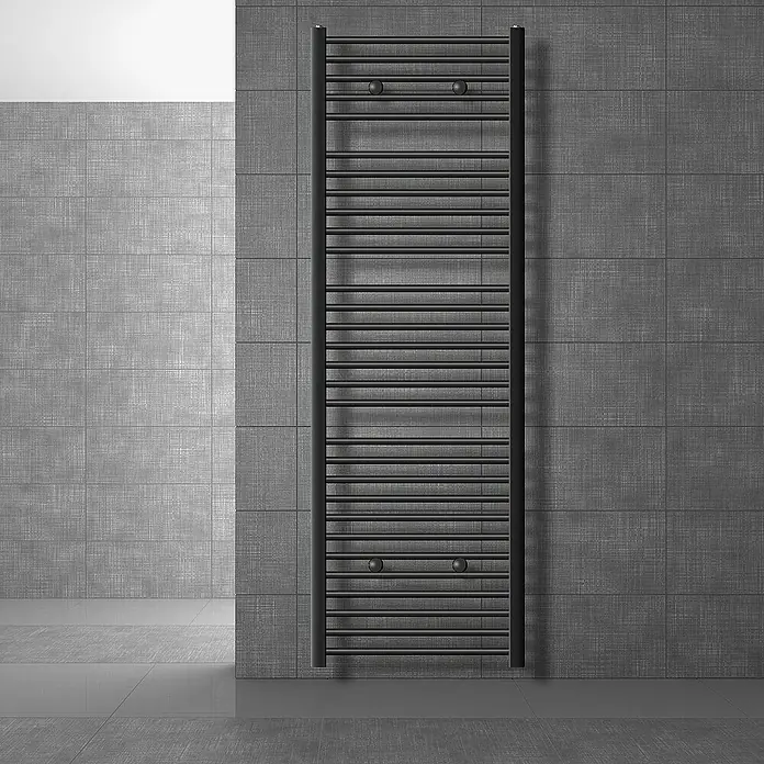LuxeBath Elektro-Badheizkörper Handtuchwärmer Elektrisch Seitenanschluss mit Heizstab 900W gerade - B x H: 60 x 180 cm - Ein schlanker, schwarzer Handtuchwärmer hängt an einer gefliesten Wand und sorgt für Wärme und Stil im Badezimmer.