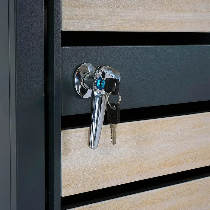 Proregal Mülltonnenbox 1er Mülltonnenverkleidung mit Pflanzkasten - Metall, Buche-Holzoptik, Geeignet für Anzahl Mülltonnen: 1 Stk. - Nahaufnahme eines abschließbaren Metallschranks mit Griff und einem Schlüsselbund, der im Schloss steckt.