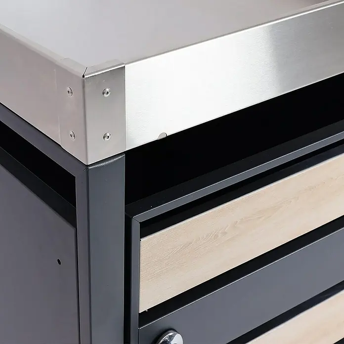 Proregal Mülltonnenbox 1er Mülltonnenverkleidung mit Pflanzkasten - Metall, Buche-Holzoptik, Geeignet für Anzahl Mülltonnen: 1 Stk. - Detailansicht eines Küchenschranks mit Edelstahloberfläche und Schubladen in Holz- und Grautönen, der modernen Stil und Funktionalität vereint.