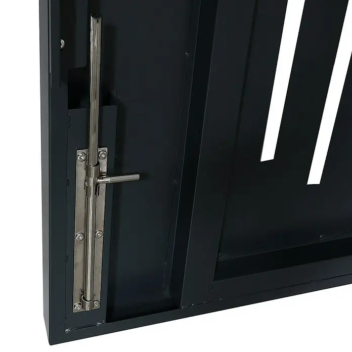 Proregal Mülltonnenbox Müllcontainerverkleidung - Metall, Anthrazit, Geeignet für Anzahl Mülltonnen: 1 Stk. - Detailaufnahme eines Metalltors mit einem Bolzenriegel zur Sicherung, der Stabilität und Sicherheit vereint.